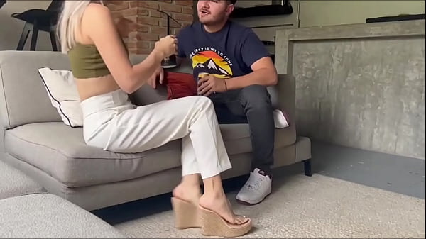 ME PASO DE COPAS CON MI CUÑADA EN LA SALA DE SU CASA Y TERMINA CON MI VERGA EN LA BOCA MONTANDO MI POLLA SIN CONDON HASTA EL ORGASMO