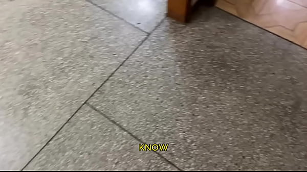Mi inocente hijastra esta limpiando la cocina con una de sus faldita que son muy corta aprovecho que estamos solo para meter mi mano bajos su falda