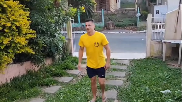Dei pro amigo do meu marido enquanto ele estava no quintal cortando grama e conversando comigo!!