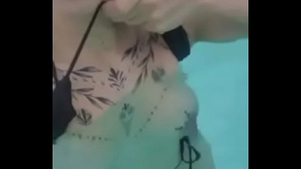 Webslut Rose shaking her saggy tits