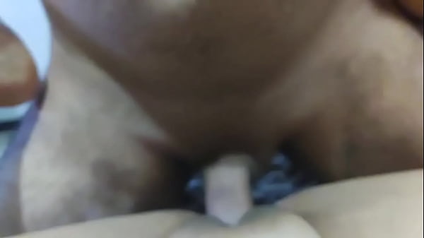 Arturo llenando de leche a Merche