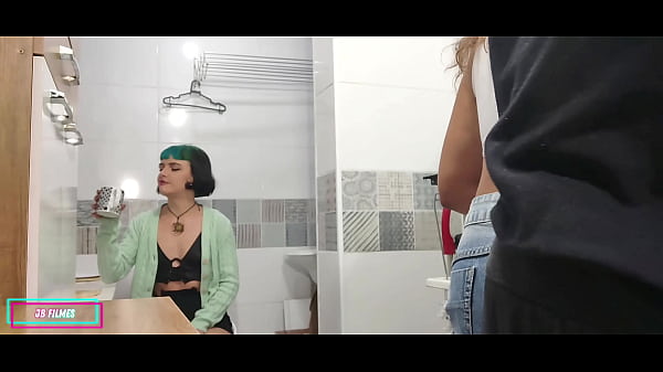 DEI GOSTOSO PARA O MEU VIZINHO ENQUANTO A MULHER DELE LAVA A ROUPA