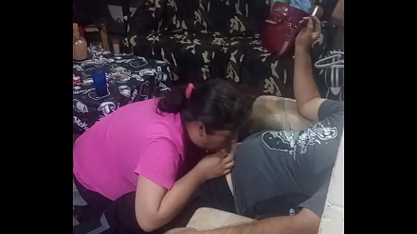 Dando una chupada al compadre mientras mi esposo graba