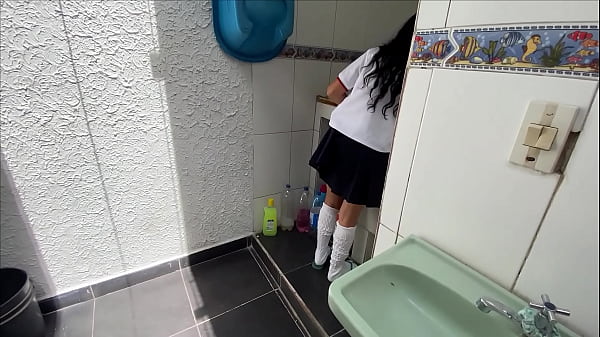 PADRASTRO PERVERTIDO Y COCHINO ENCUENTRA A SU PETITE HIJASTRA LAVANDO SUS CALZONCITOS Y LE CLAVA LA VARGA DIRECTO AL COÑO HASTA DEJARLA CUBIERTA DE SEMEN