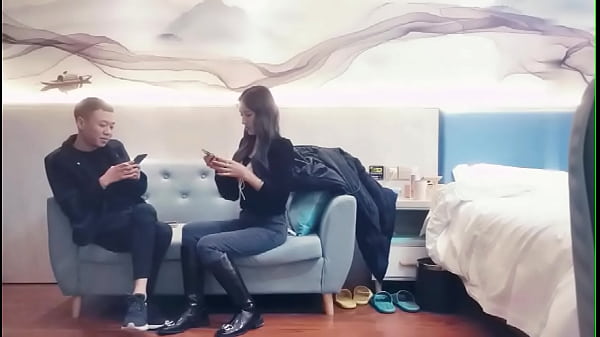 妹子长相很漂亮,让人眼前一亮,脱光了那身材太劲爆了黑丝诱惑 狂插