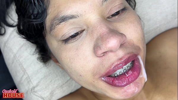 Casada novinha fazendo DP com um consolo na buceta e o pau do amante no cú