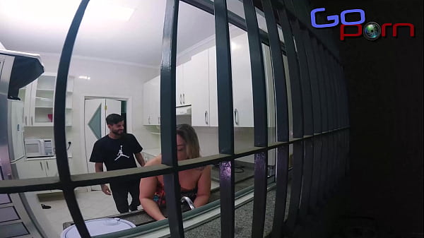 Enteado safado quer foder a madrasta enquanto o padrasto tira uma soneca