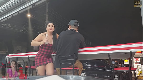 Fui na pastelaria e o corno me desafiou a pegar o novinho que lá estava, chupa corno peguei e fodi no estacionamento!