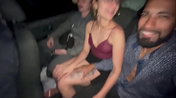 A loirinha aprontou com os dois na carona do carro