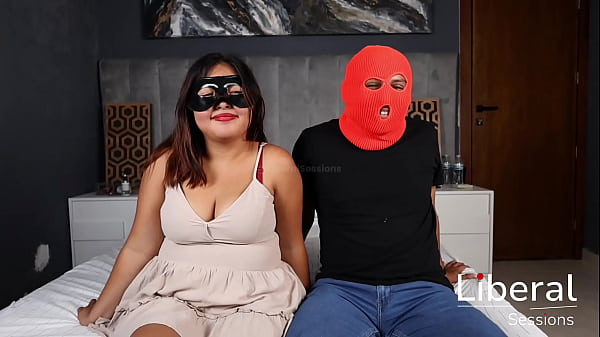 Cornudo le venda los ojos a su esposa y la pone a mamar 2 vergas de desconocidos.