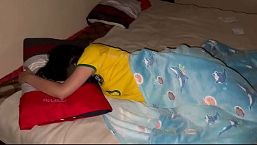 LA MUJER DE MI AMIGO ES MUY PUTA Y QUIERE QUE LA FOLLE MIENTRAS EL ESTA TRABAJANDO