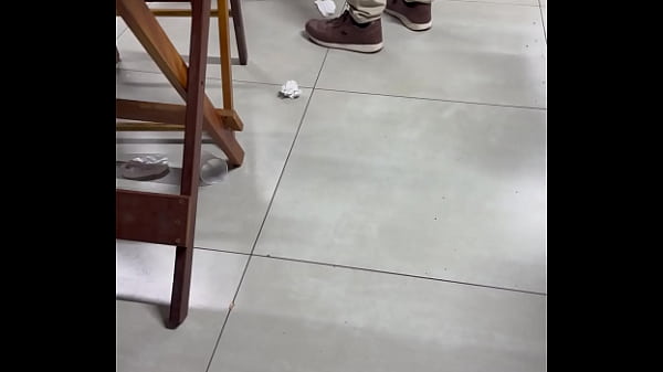 Resenha com amigos do corno: a Hotwife se exibiu e acabou sendo fundida no banheiro masculino, depois foi levada pro dogging onde deu pra cinco machos sedentos