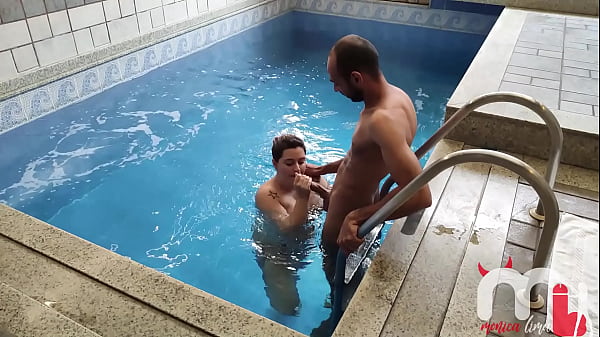 Safada gulsoa por pau grosso fode com o primo do marido na frente do corno!